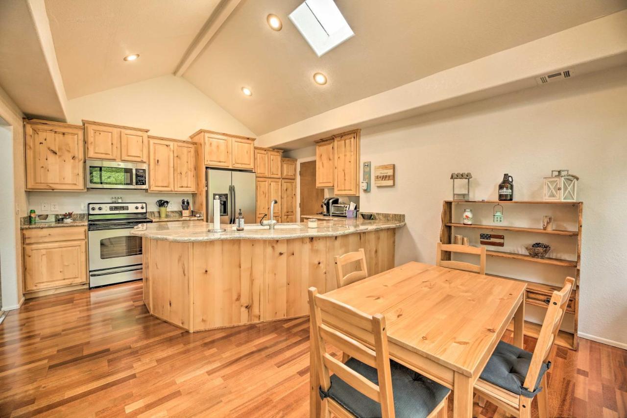 Lush Pinetop Retreat With Large Deck And Wooded Yard! מראה חיצוני תמונה