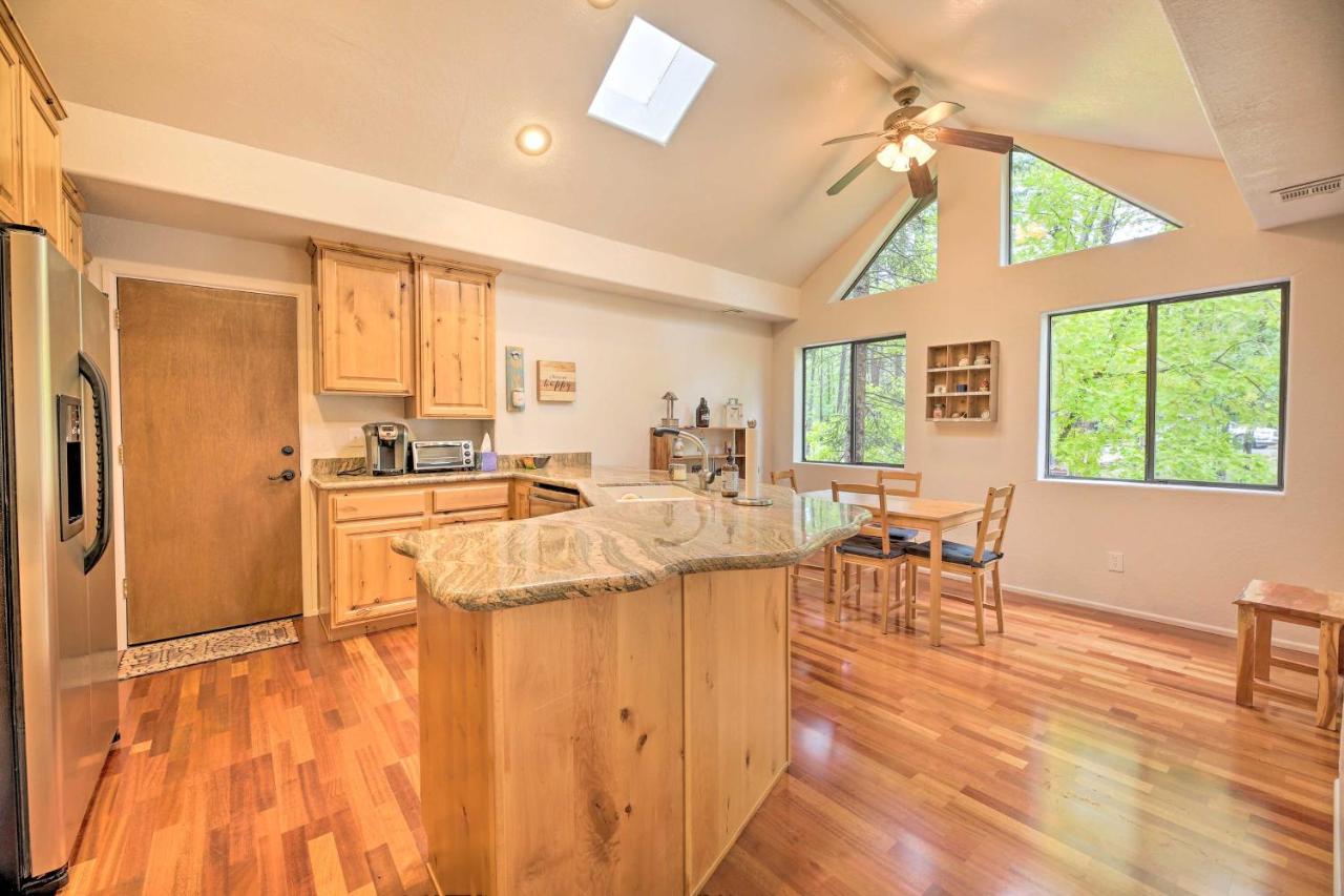 Lush Pinetop Retreat With Large Deck And Wooded Yard! מראה חיצוני תמונה