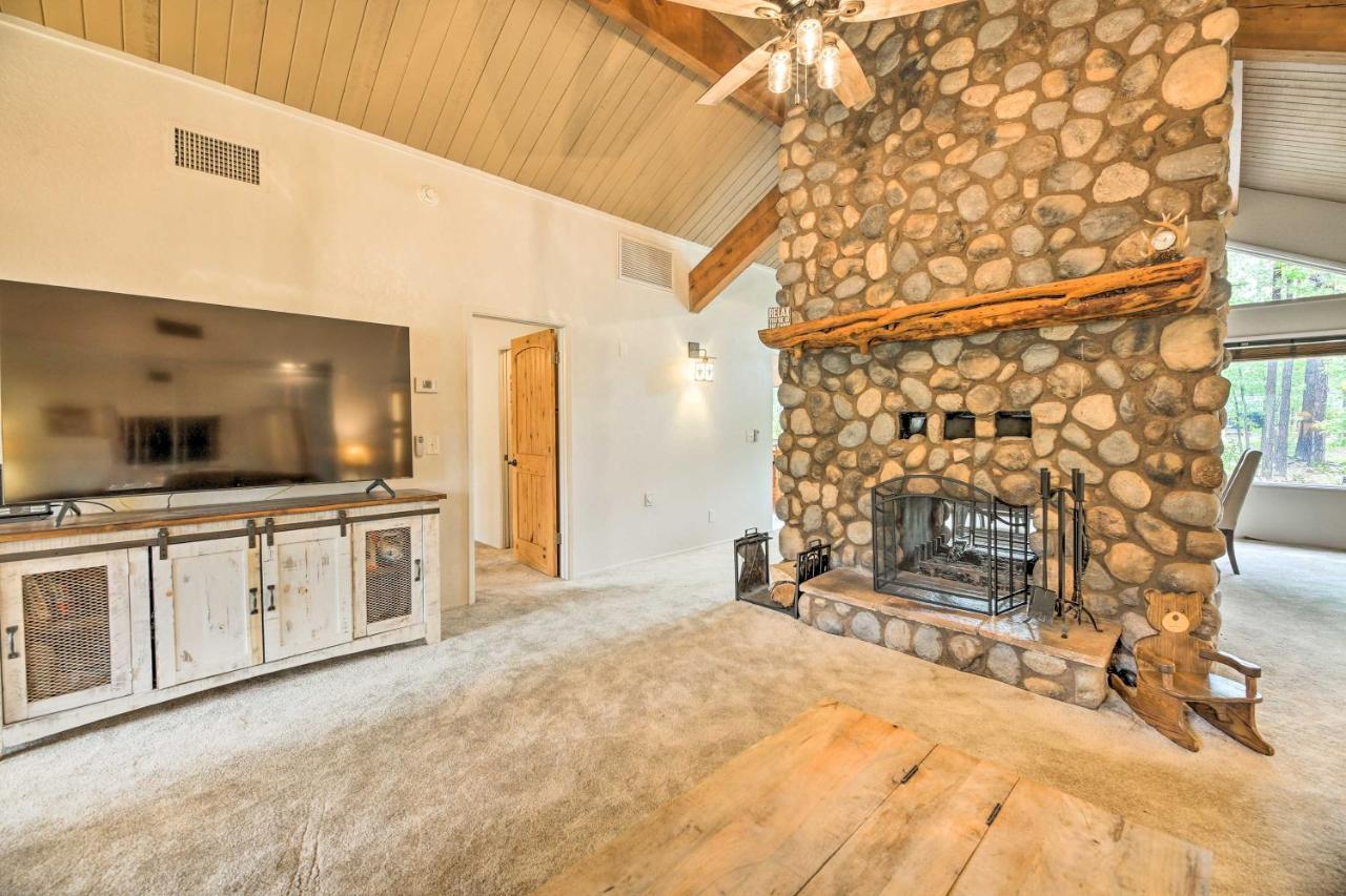 Lush Pinetop Retreat With Large Deck And Wooded Yard! מראה חיצוני תמונה