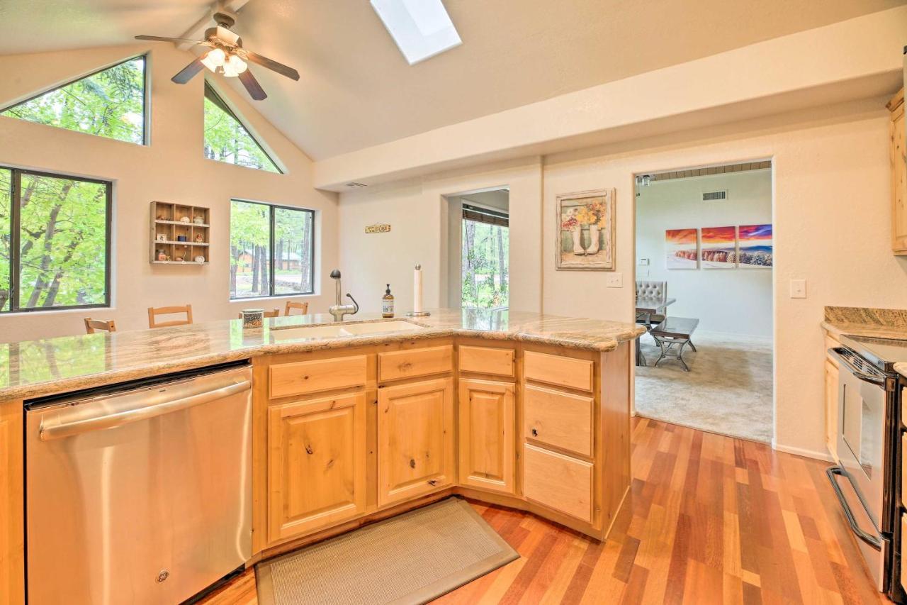 Lush Pinetop Retreat With Large Deck And Wooded Yard! מראה חיצוני תמונה