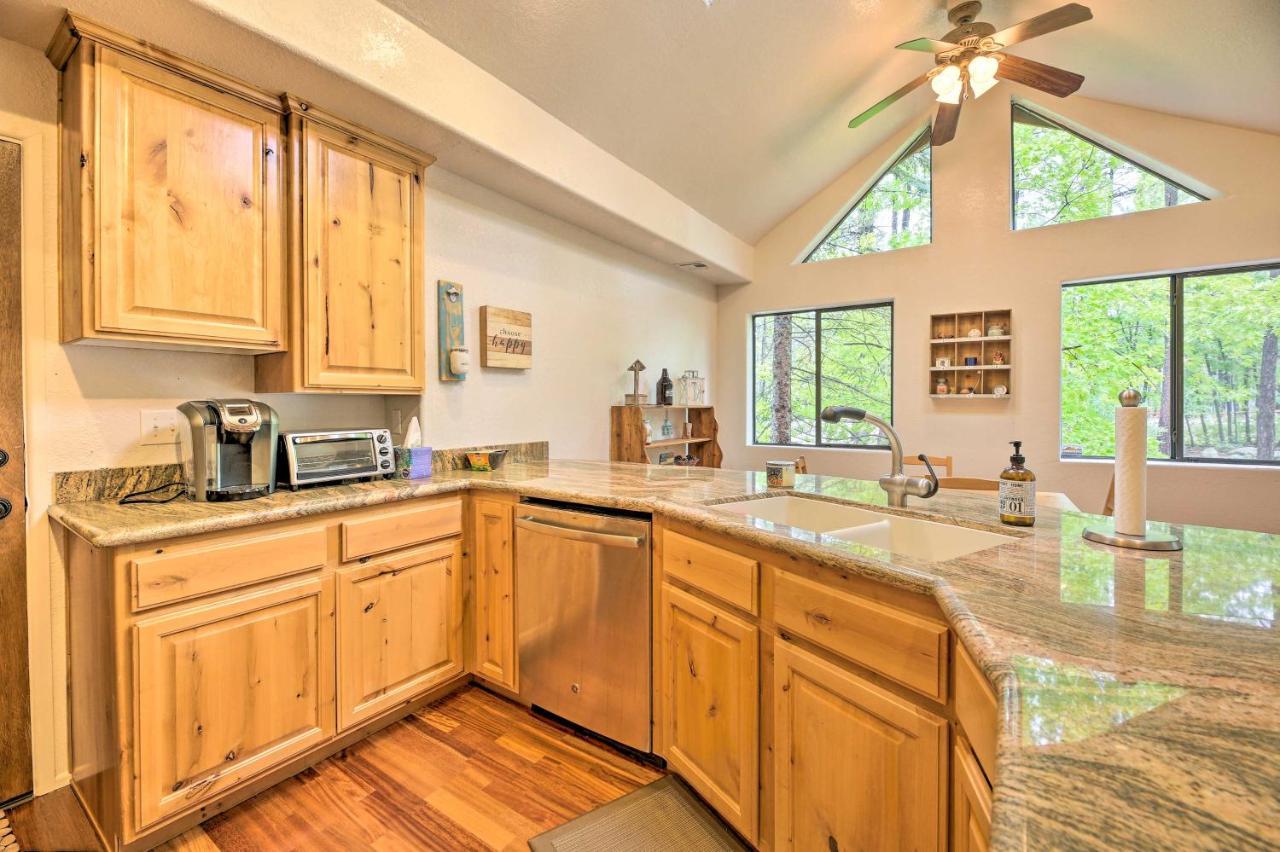 Lush Pinetop Retreat With Large Deck And Wooded Yard! מראה חיצוני תמונה