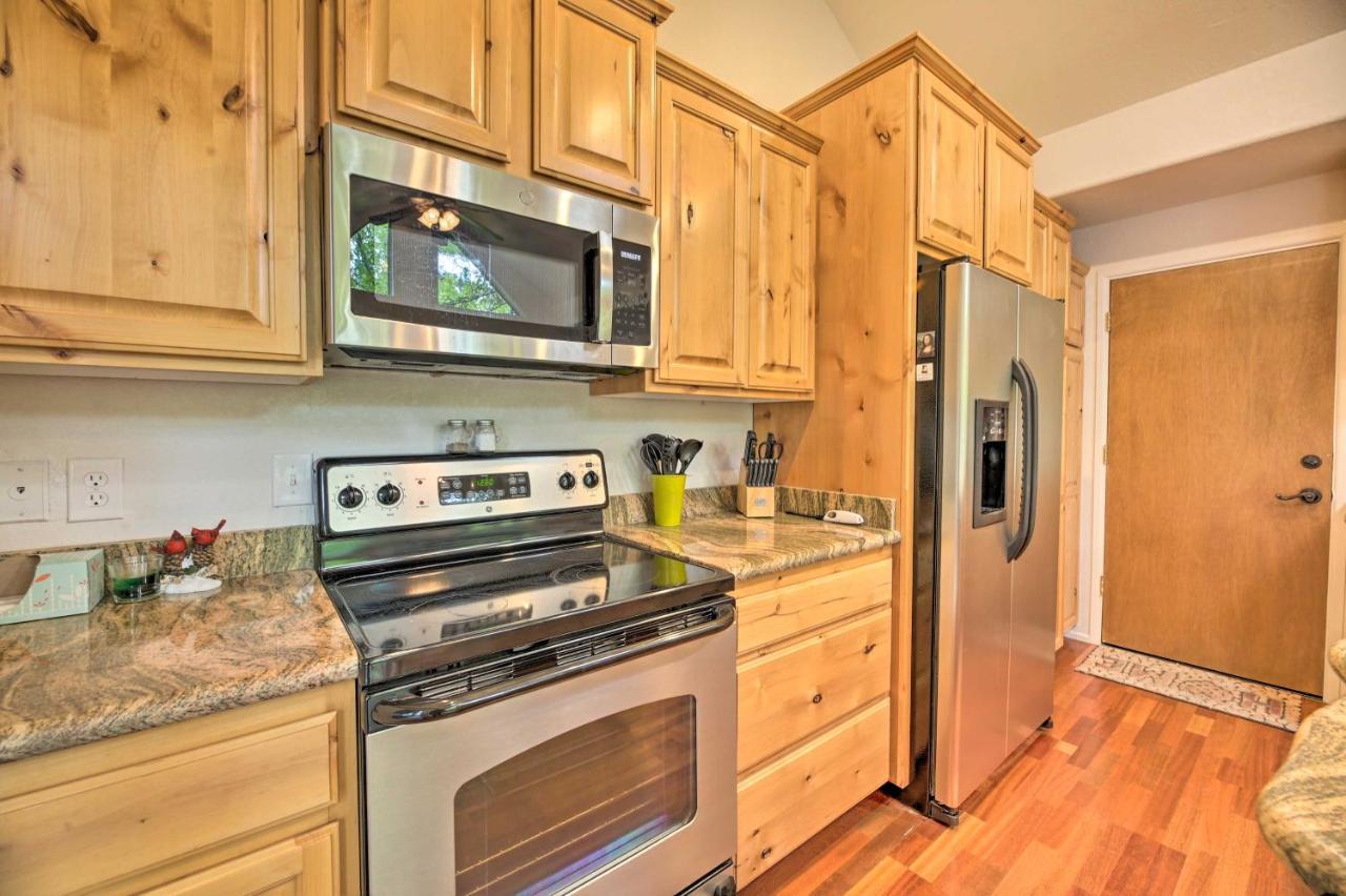 Lush Pinetop Retreat With Large Deck And Wooded Yard! מראה חיצוני תמונה