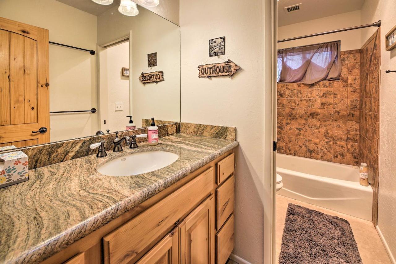 Lush Pinetop Retreat With Large Deck And Wooded Yard! מראה חיצוני תמונה